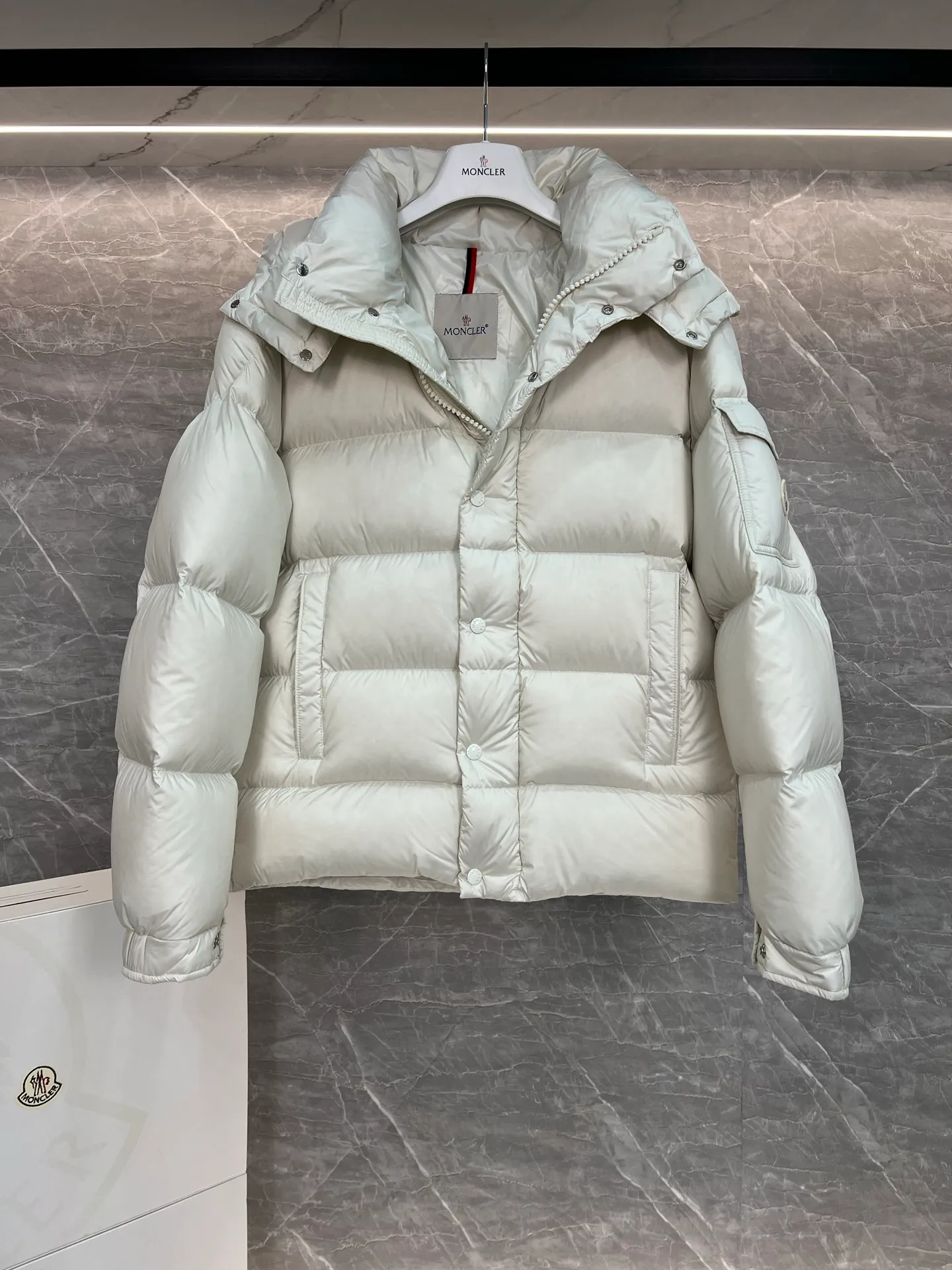 Hot Sale ⬆️MonclerMaya 90 .❗️❗️❗️❗️❗️ Moncler 。 Moncler Maya 。 ， ， Moncler 。 ， ，Classic 。 Classic 。 • • • • • ， • • • Size : 1-2-3-4-5 Black、White、Pink、